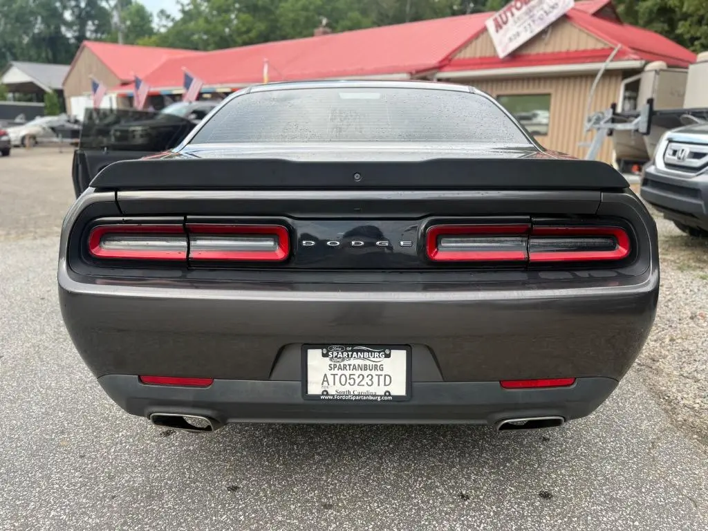 2017 Dodge Challenger SXT photo 5
