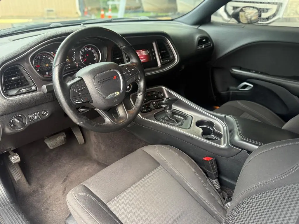 2017 Dodge Challenger SXT photo 3
