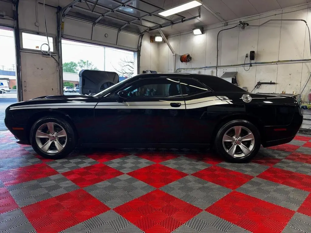 2019 Dodge Challenger SXT Auto photo 4