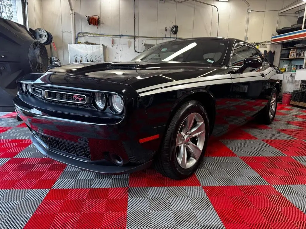 2019 Dodge Challenger SXT Auto photo 3