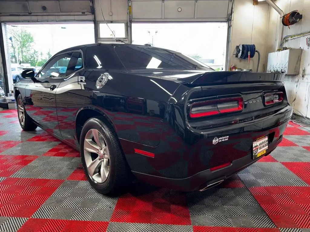 2019 Dodge Challenger SXT Auto photo 5