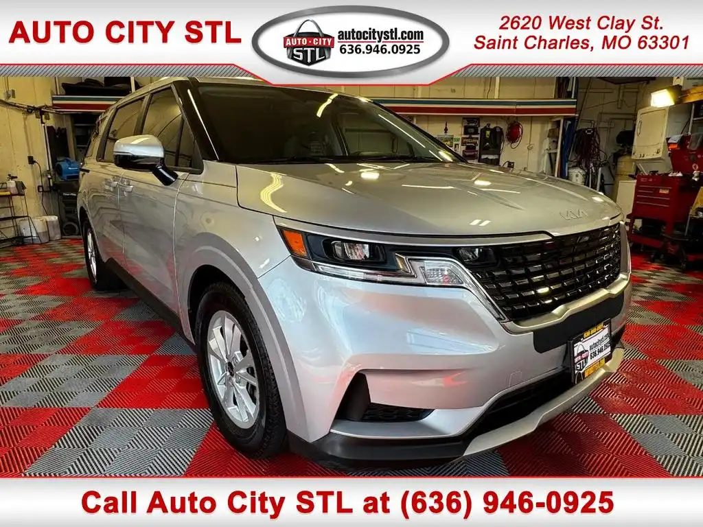 2023 Kia Sedona LX's photo