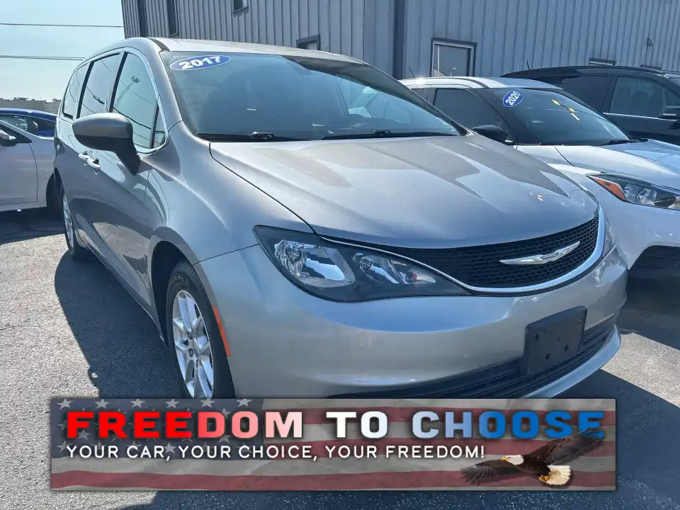 2017 Chrysler Pacifica LX's photo