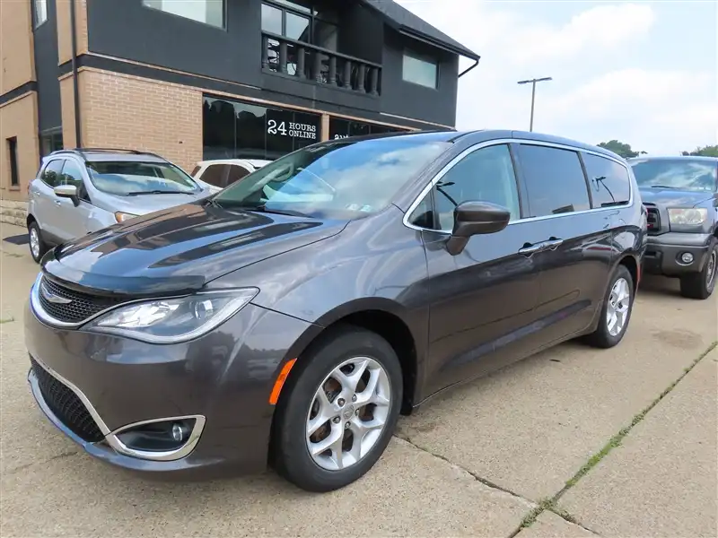 2018 Chrysler Pacifica Touring Plus's photo