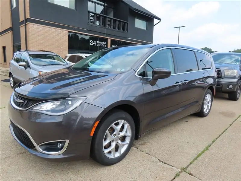 2018 Chrysler Pacifica Touring Plus's photo