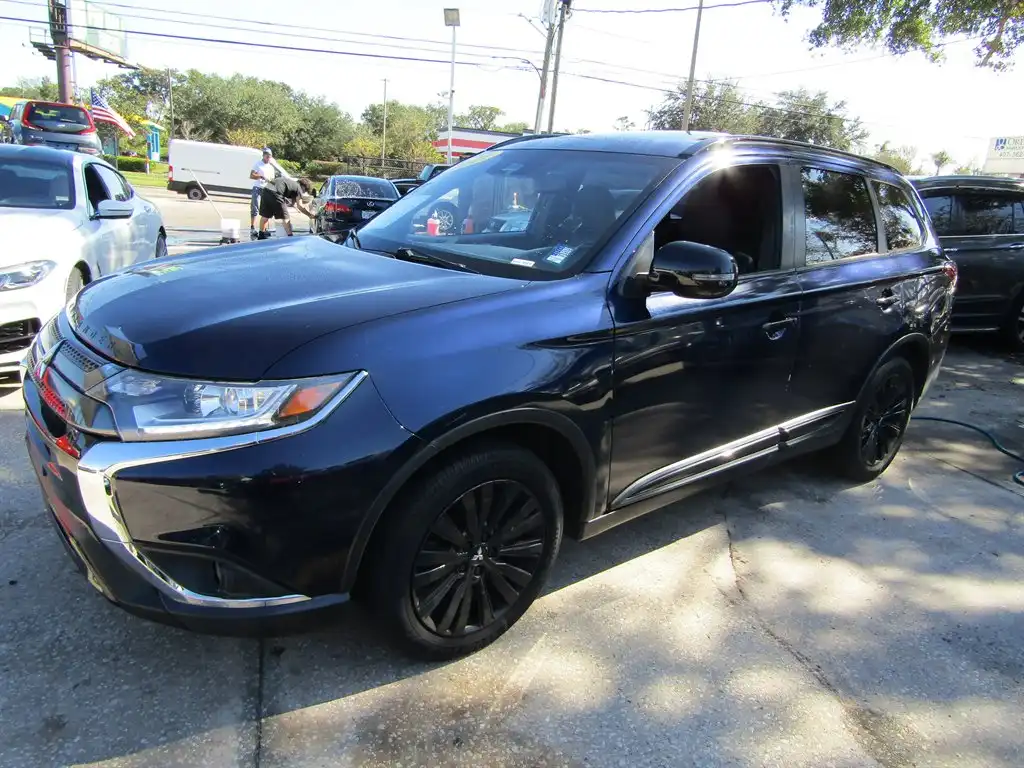 2020 Mitsubishi Outlander LE FWD's photo