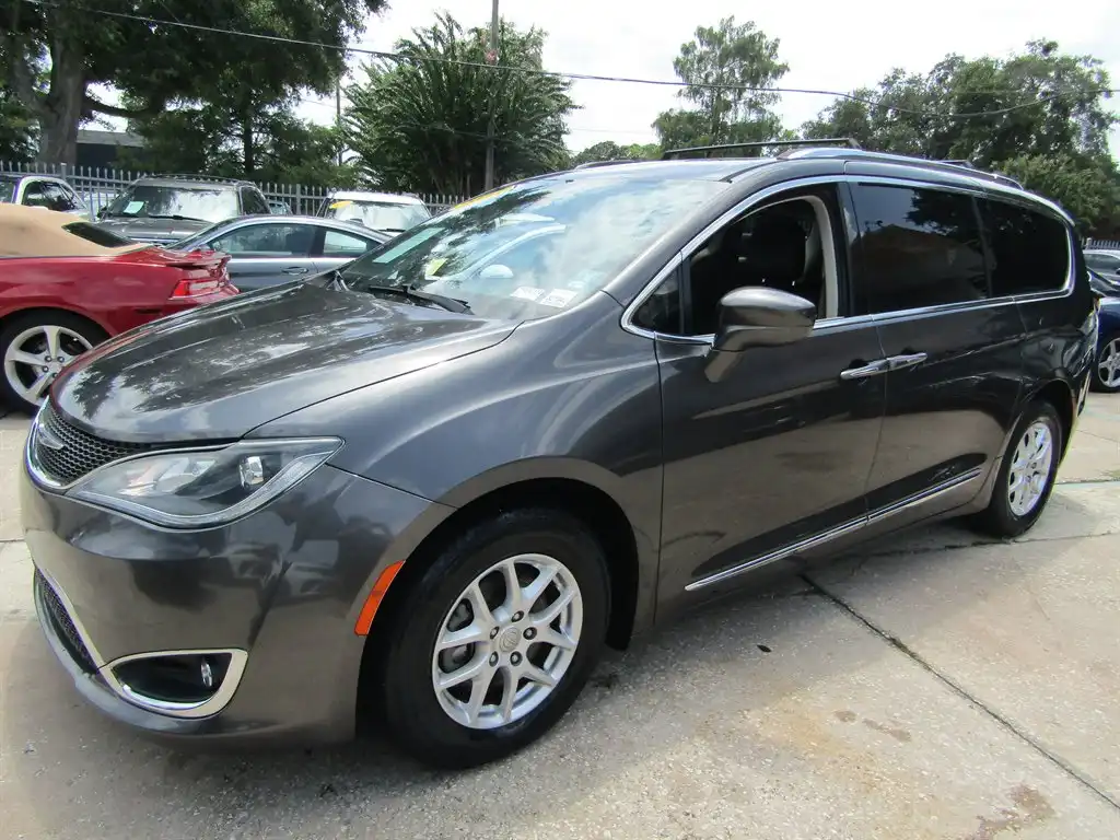 2020 Chrysler Pacifica Touring L's photo
