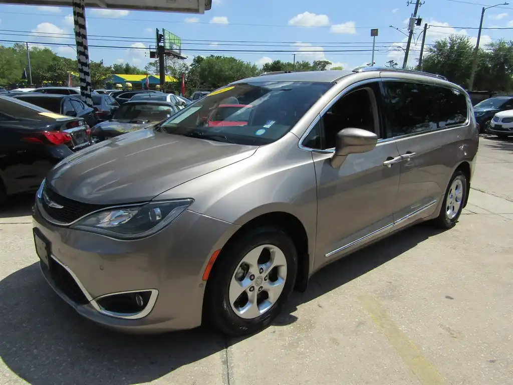 2017 Chrysler Pacifica Touring-L Plus's photo