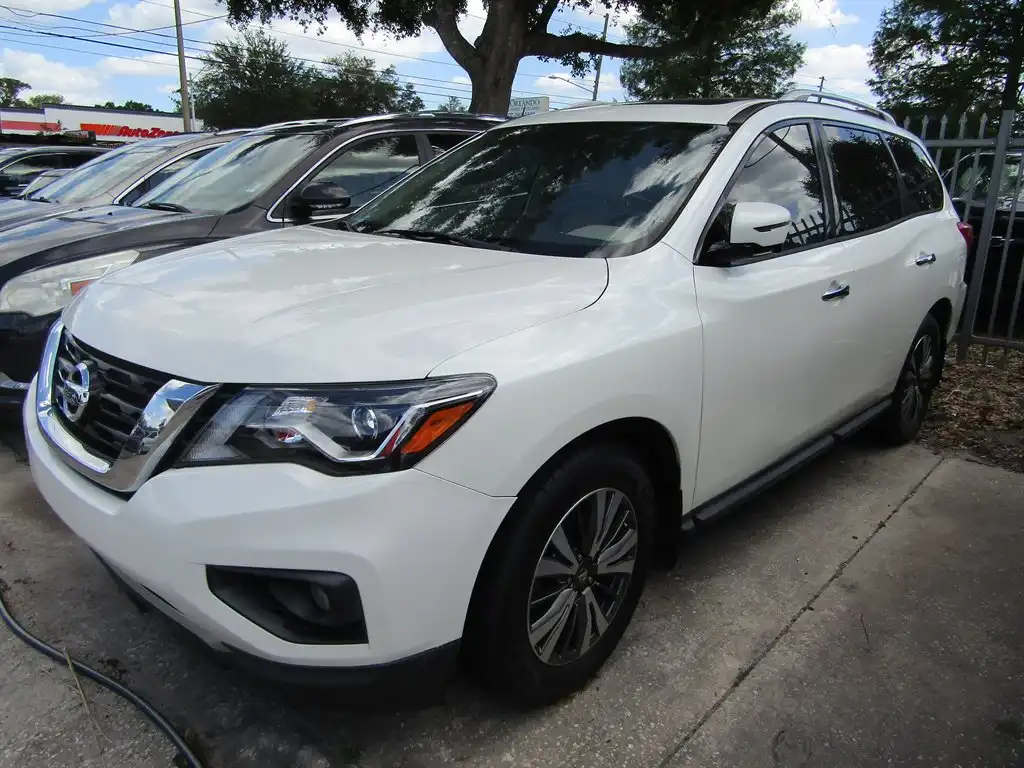 2017 Nissan Pathfinder SL 2WD's photo