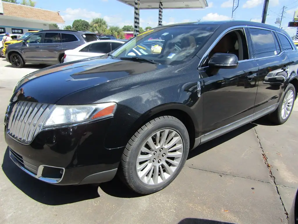 2010 Lincoln MKT 3.7's photo