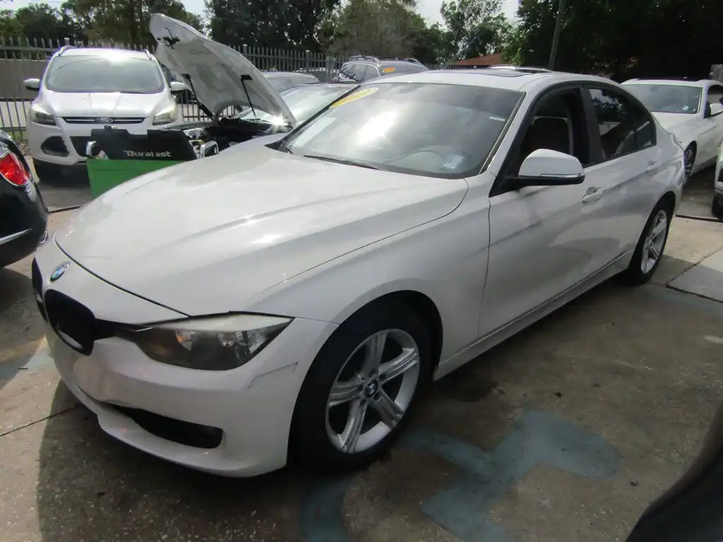 2013 BMW 3 Series 320i Sedan's photo