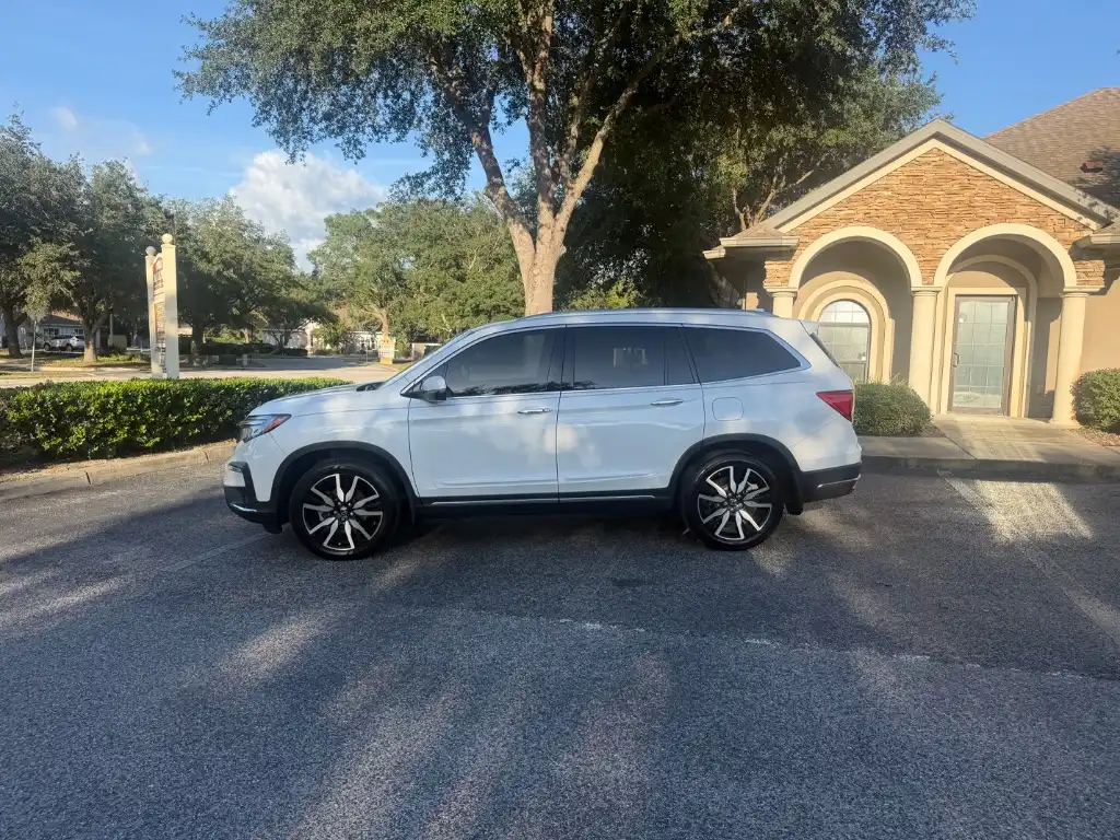 2022 Honda Pilot Touring 2WD 7's photo