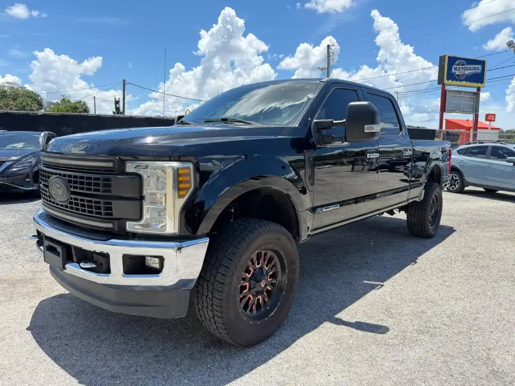 2018 Ford F-250 XLT 4WD Crew Cab 8' Box's photo