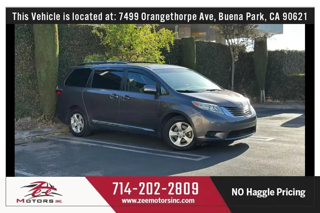 2015 Toyota Sienna LE V6 7-Passenger Access Seat's photo