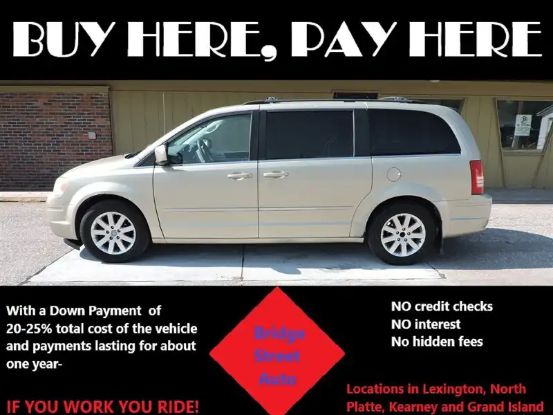 2010 Chrysler Town & Country Touring's photo