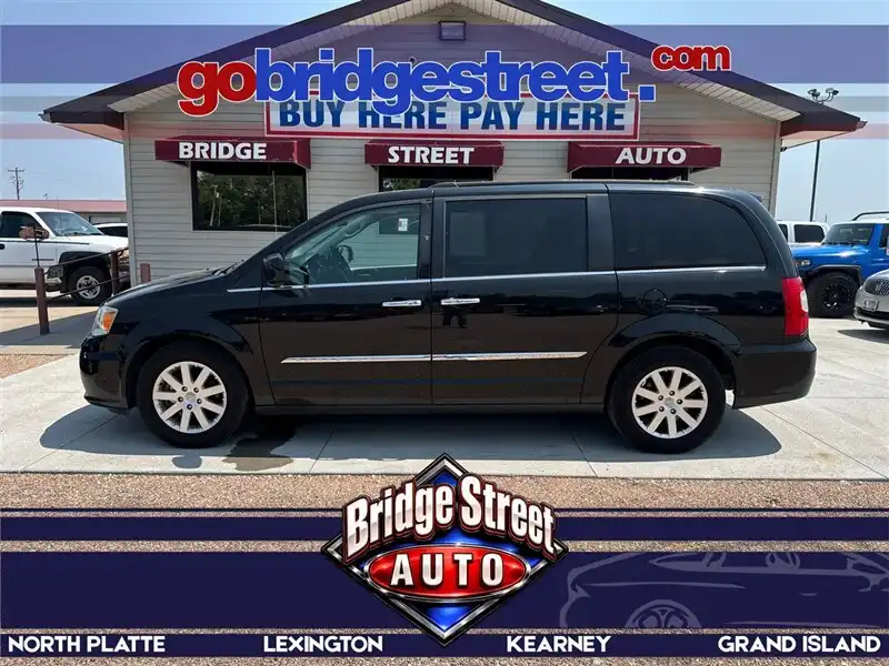 2016 Chrysler Town & Country Touring's photo