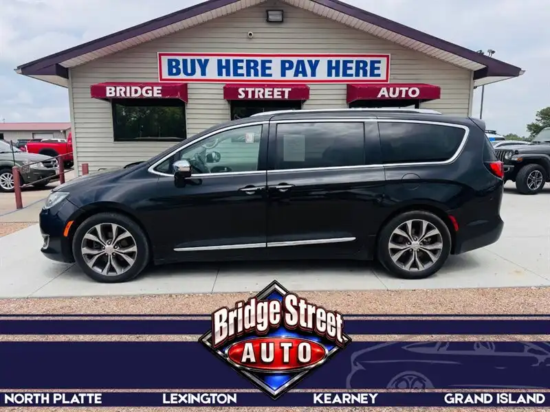 2017 Chrysler Pacifica Limited's photo