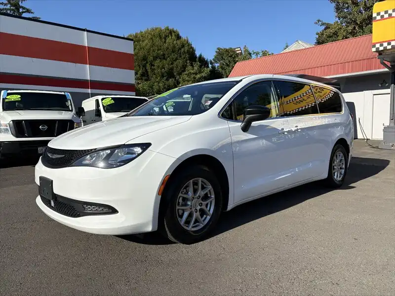 2024 Chrysler Voyager LX's photo
