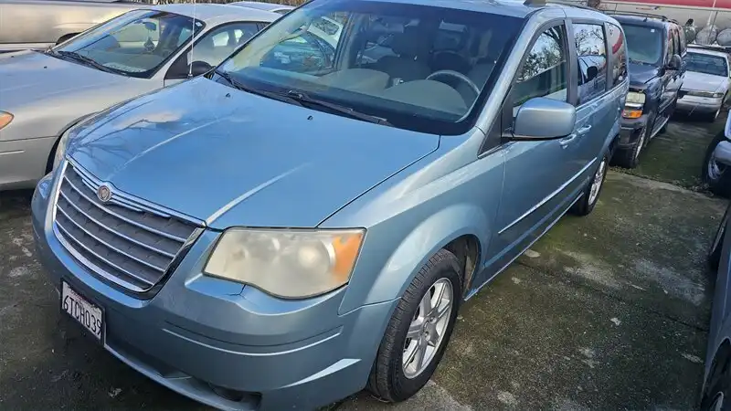 2010 Chrysler Town & Country Touring's photo