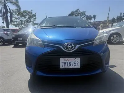 2015 Toyota Yaris L 5-Door Liftback AT photo 2