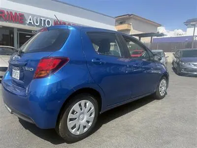 2015 Toyota Yaris L 5-Door Liftback AT photo 4