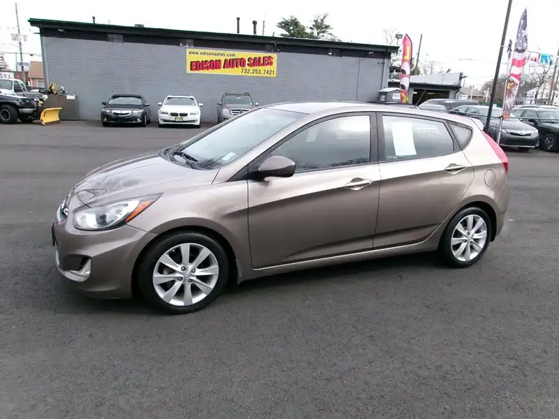 2012 Hyundai Accent SE 5-Door 6-Speed Manual's photo