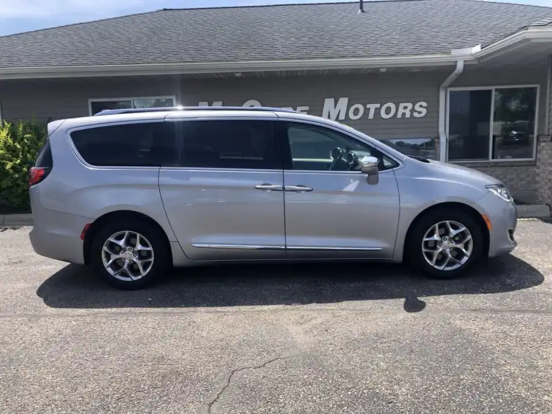 2018 Chrysler Pacifica Limited's photo
