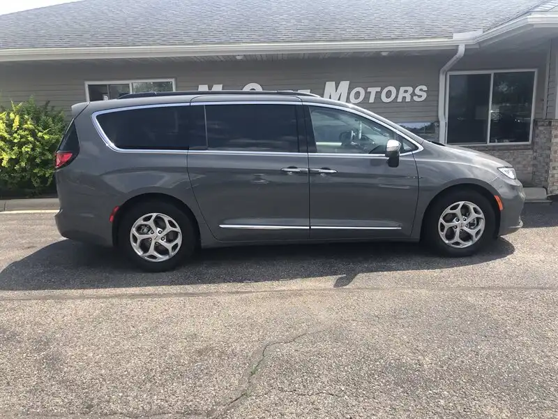 2023 Chrysler Pacifica Limited's photo