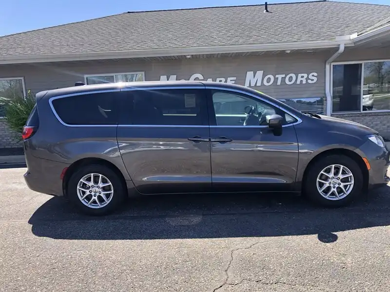 2021 Chrysler Voyager LX's photo