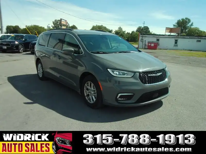 2022 Chrysler Pacifica Touring L's photo