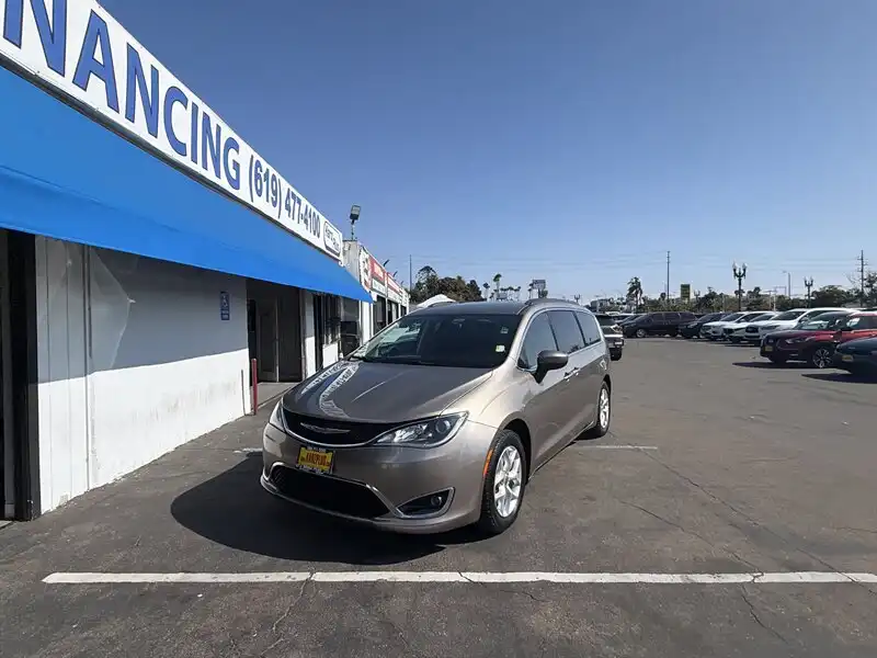 2017 Chrysler Pacifica Touring Plus's photo