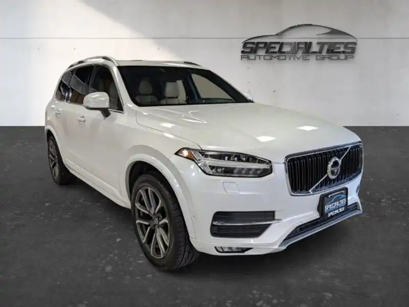 2017 Volvo XC90 T6 AWD Momentum's photo