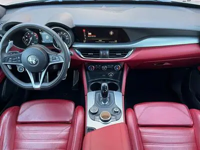 2018 Alfa Romeo Stelvio Ti Sport AWD photo 5