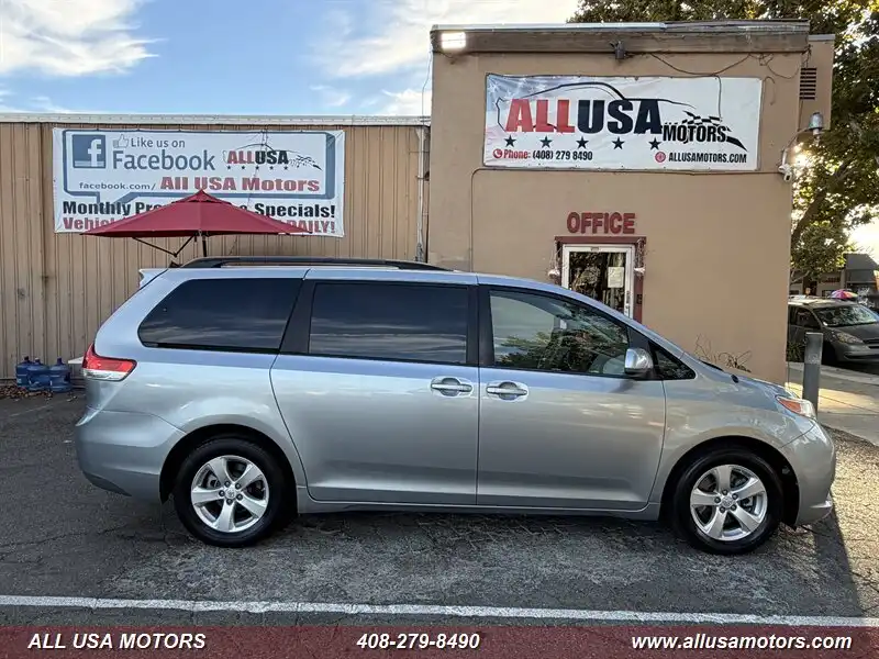 2014 Toyota Sienna LE V6 8-Passenger's photo