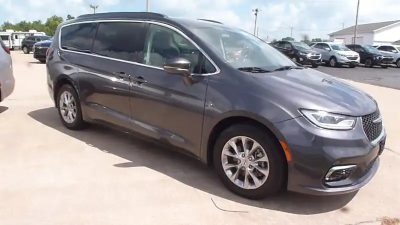 2022 Chrysler Pacifica Touring L's photo