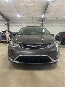 2018 Chrysler Pacifica Touring L photo 3