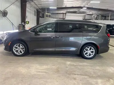 2018 Chrysler Pacifica Touring L photo 4