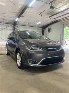 2018 Chrysler Pacifica Touring L photo 2