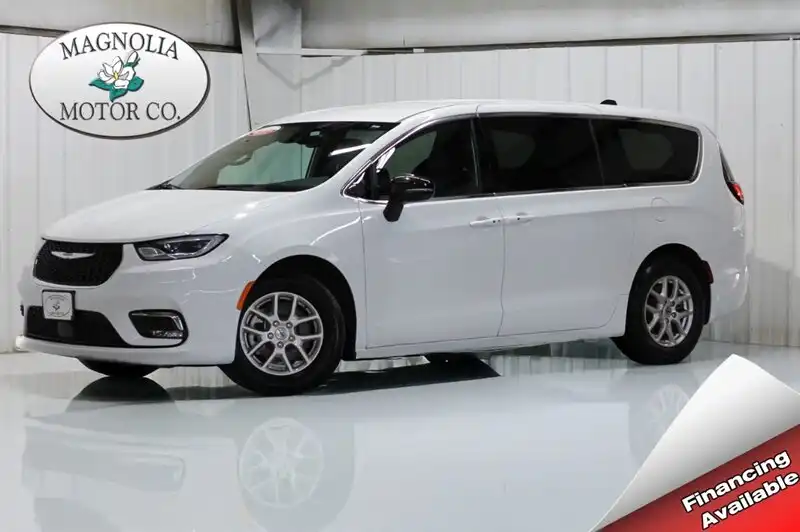 2025 Chrysler Pacifica Select's photo