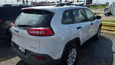 2015 Jeep Cherokee Sport photo 3