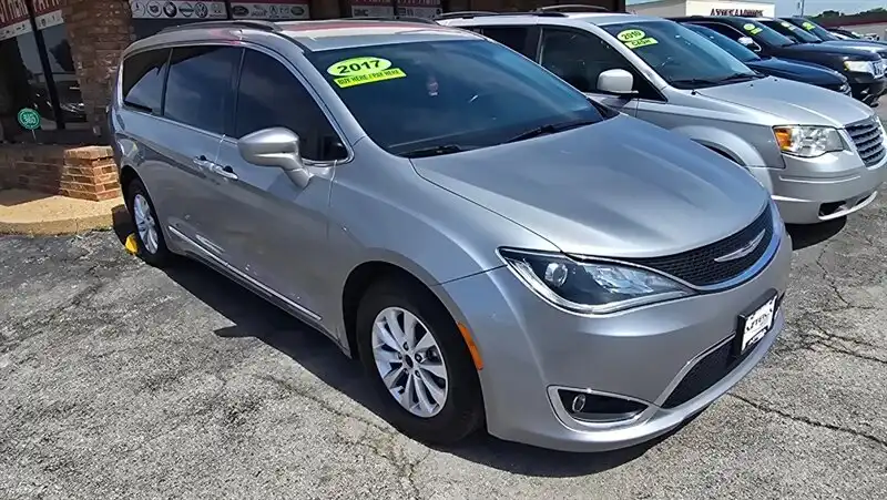 2017 Chrysler Pacifica Touring-L's photo