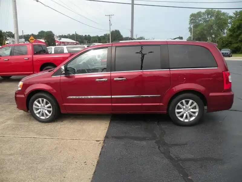 2015 Chrysler Town & Country Limited Platinum's photo