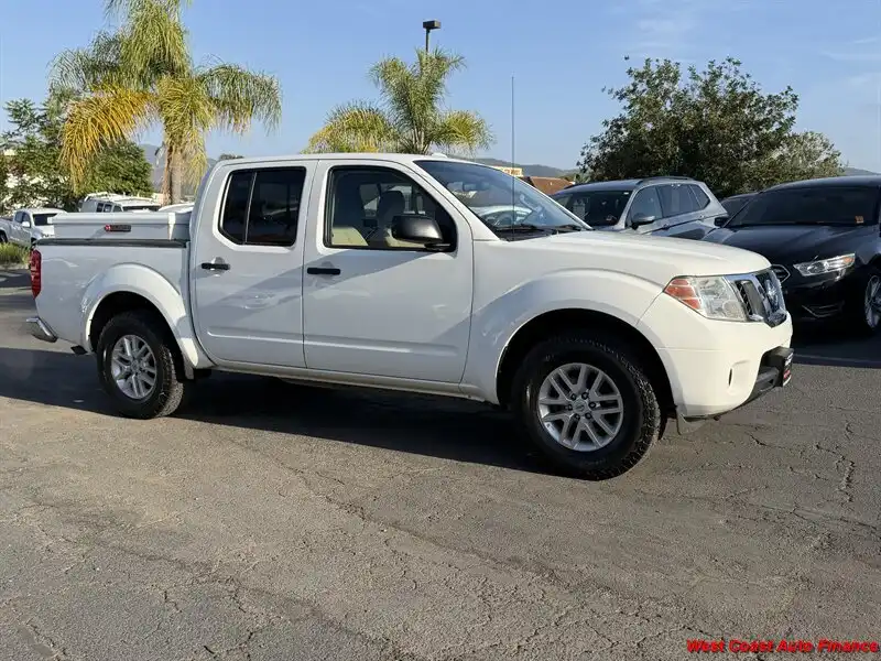 2016 Nissan Frontier 4.0 SV Crew Cab 4X4 AT SWB's photo