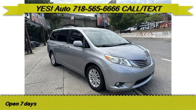 2017 Toyota Sienna XLE V6 8-Passenger's photo