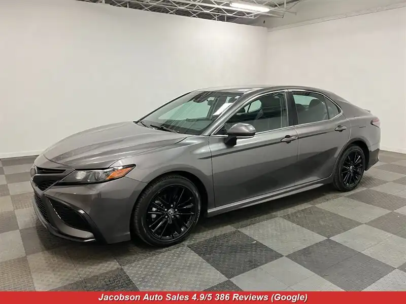 2024 Toyota Camry SE's photo