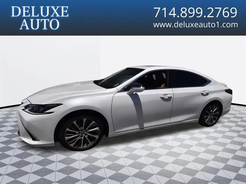 2021 Lexus ES 300h 300h's photo