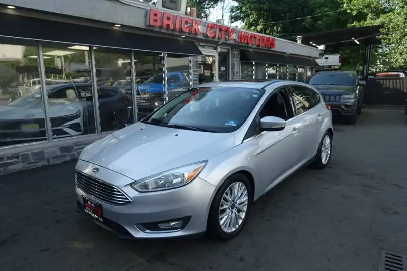 2017 Ford Focus 5 Door Hatch Titanium's photo