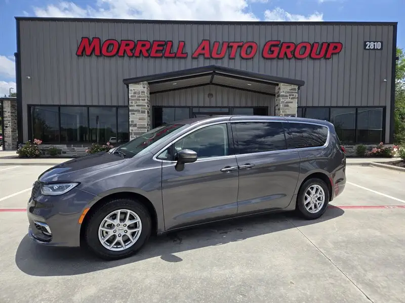 2023 Chrysler Pacifica Touring L photo 1
