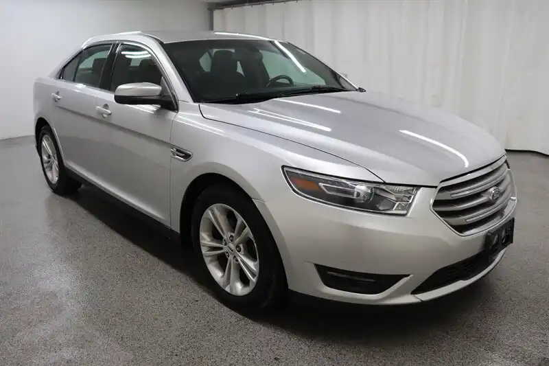 2016 Ford Taurus SEL FWD's photo