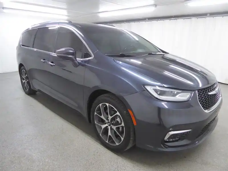 2021 Chrysler Pacifica Touring L's photo
